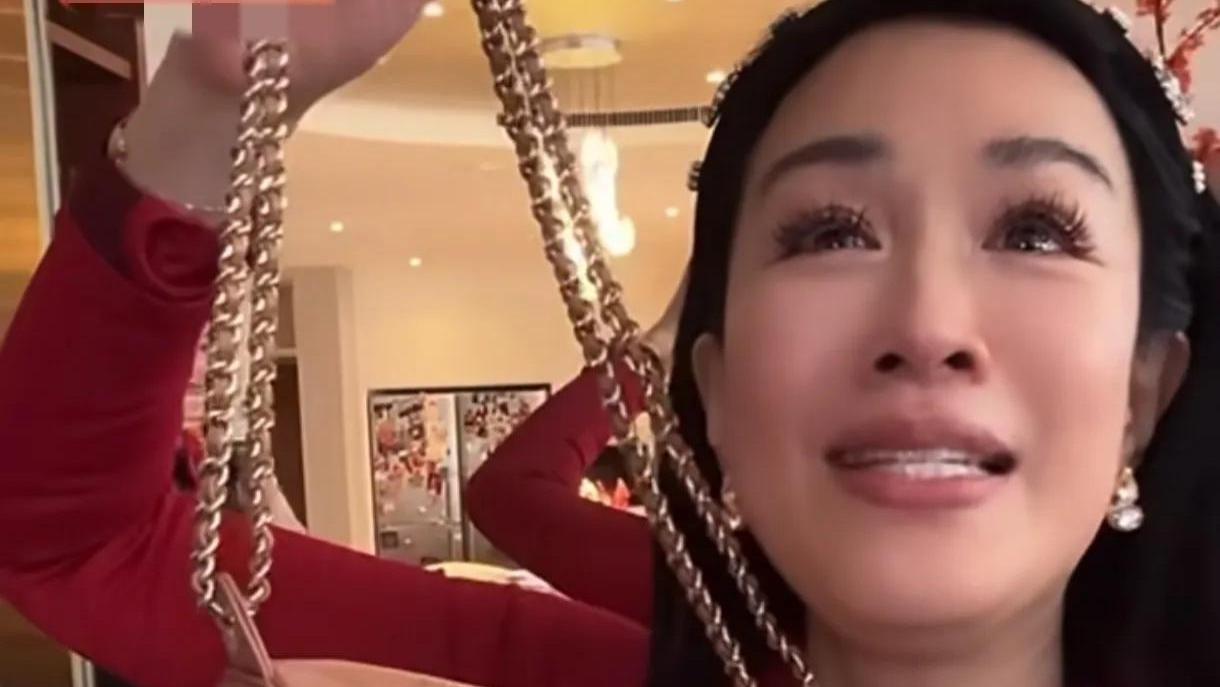 钟丽缇情人节收到张伦硕送的包包，激动开箱并试背，幸福到哭