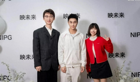 宝子们，有料啦！何猷君最近空降自家公司年会啦👏。


那天他穿着白色运动服，整