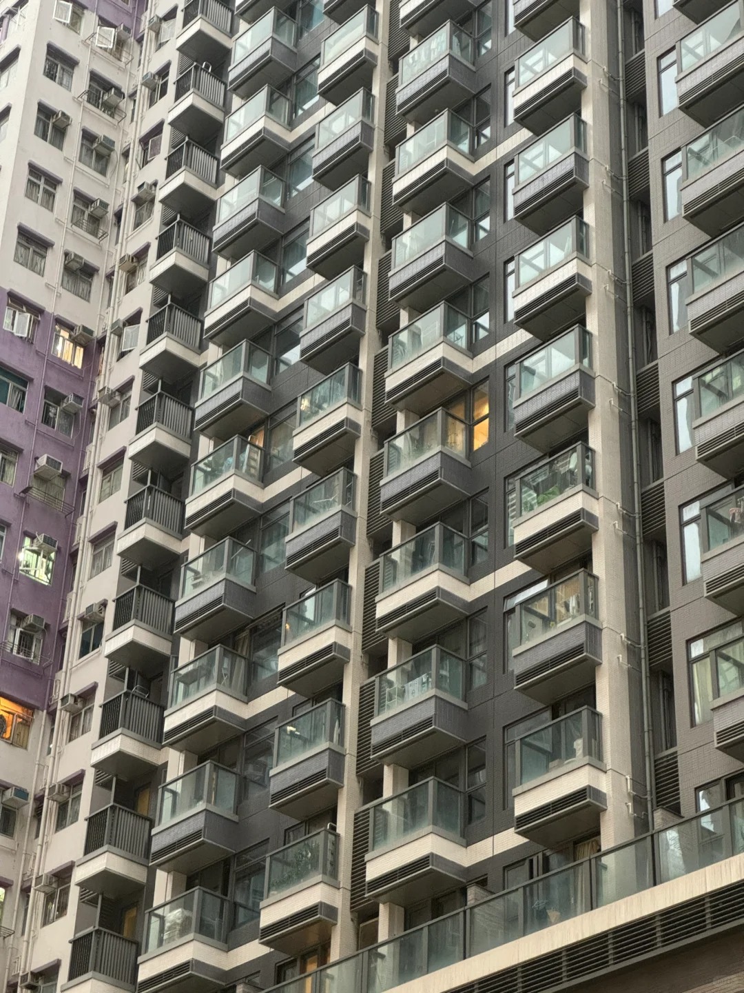 香港有阳台的房子都是谁在住？？
在香港没住过有阳台的房子，看这个筲箕湾的新楼盘，