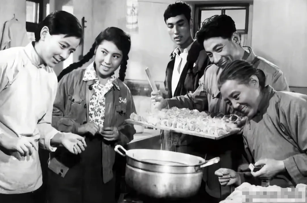 老片，老戏骨，你能说出几位？

长影拍的一部电影
1957年公映
透过这幅剧照，