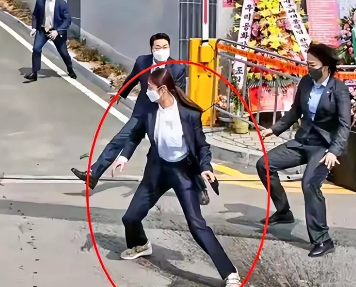 韩国公调处，太高能了！
逮捕尹锡悦失败，想着一雪前耻，又对着总统警卫处下手，但是