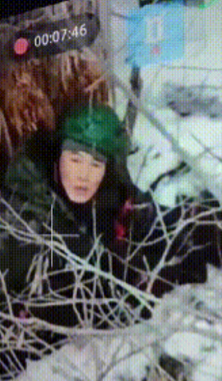 乌克兰的无人机锁定了朝军的战士，下一分钟，成群结队的乌军FPV无人机就要攻击。