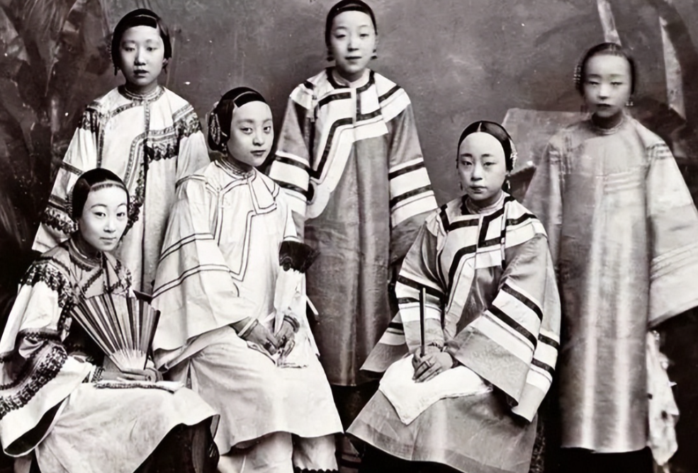 1927年，当69岁的康有为在病痛中挣扎，生命垂危之际，他将22岁娇艳动人的六姨
