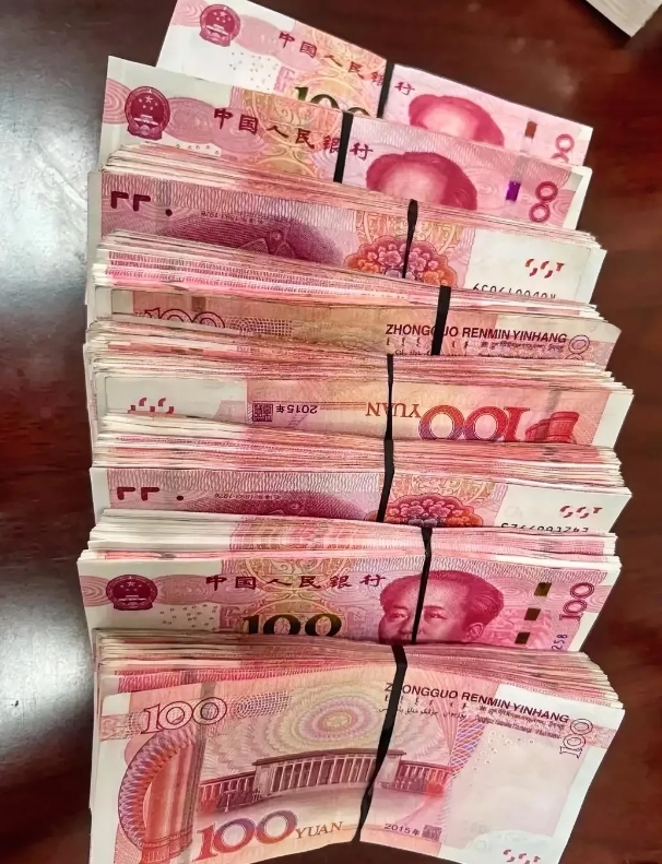 今天一个亲戚向我借八万元，他说用两个月以后还给我，还钱的时候，再给我拿8000元