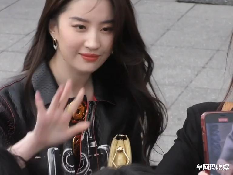 女明星离开十级美颜脸就崩了？看看路人镜头下的她们，确实好真实（女明星关掉美颜）-第8张图片-九妖电影