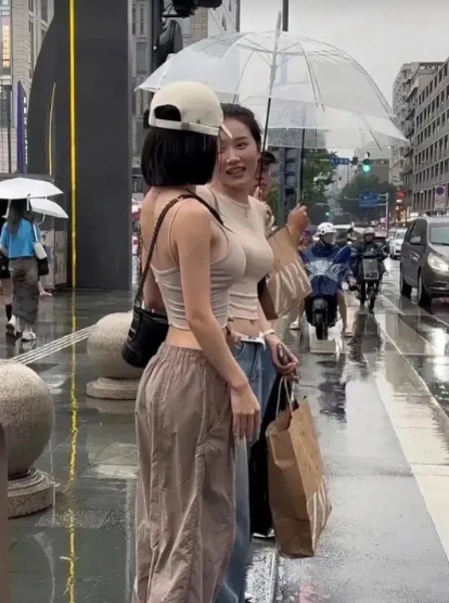 下雨了，真的挺大的