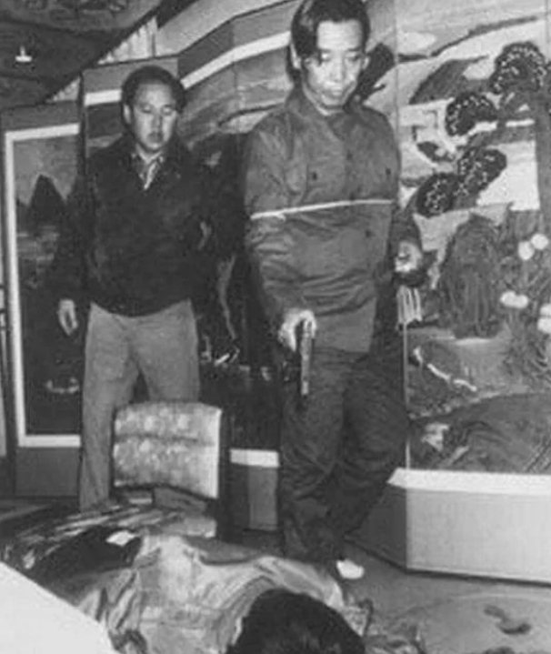 1979年10月26日，韩国总统朴正熙在和心腹聚餐时，突然胸口中了一枪，顿时血如