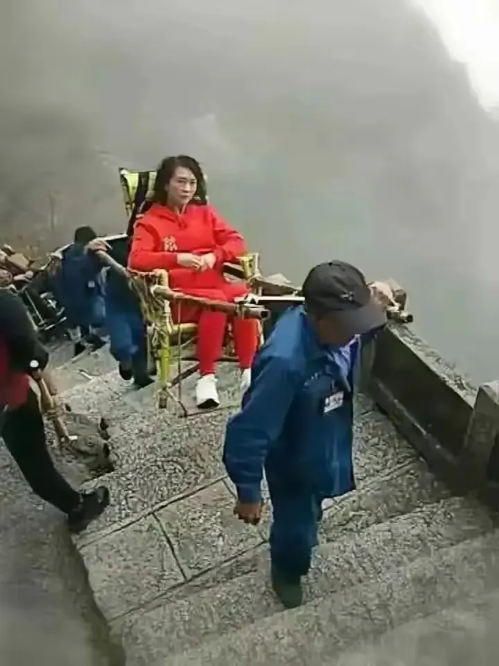 有人指责这位女子态度傲慢，不把人放在眼里，但我不这么看。女子出钱雇轿夫，既让自己