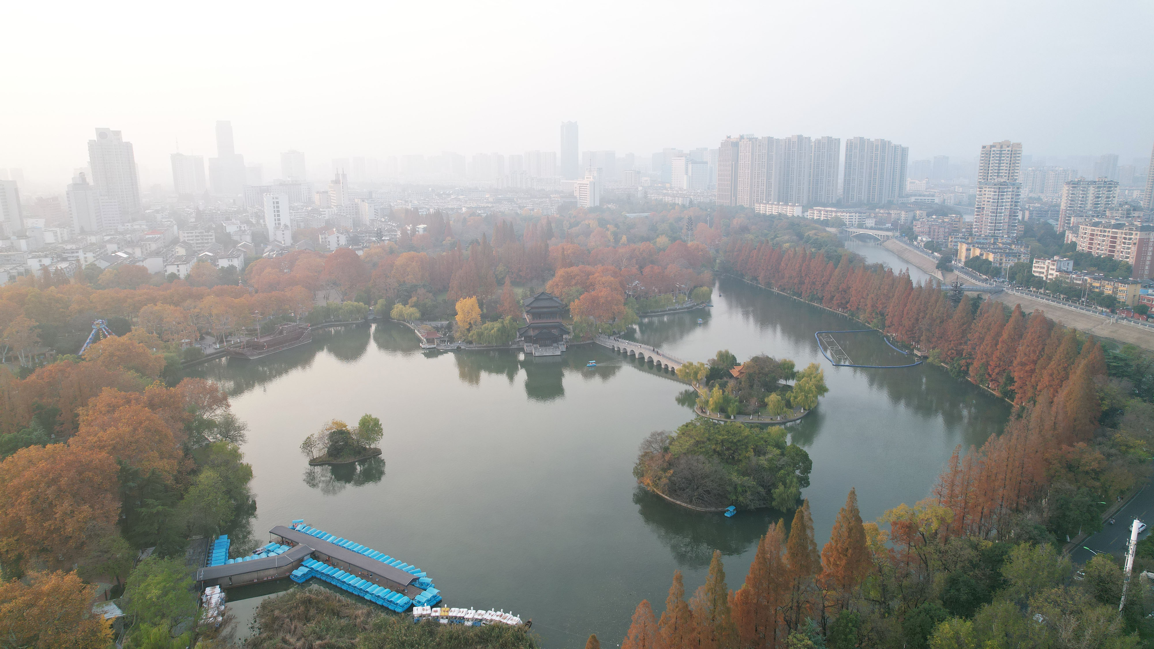 航拍合肥逍遥津公园的冬日美景