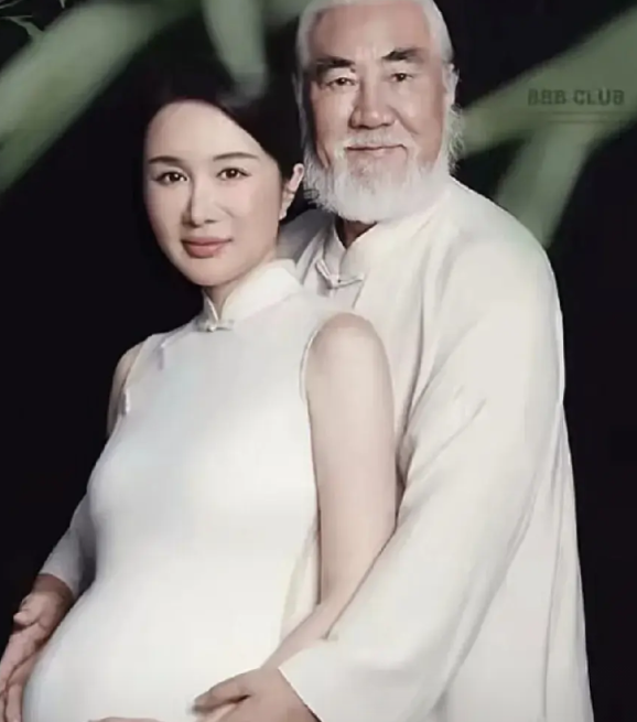 杜星霖啊，你也会有今天！
在杜星霖发出警告，让张纪中身边的女人别打歪主意之后，