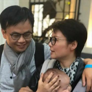 袁立和她的三婚老公梁太平。两个人是姐弟恋，老公比袁立小11岁，是一位诗人。两人非