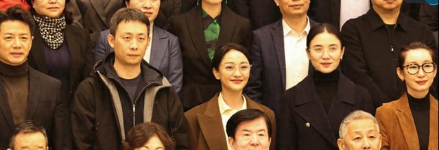 北京这一夜，坐在吴京前面的陈道明，让所有人见识了他的江湖地位（吴京给成龙拜年）-第3张图片-九妖电影