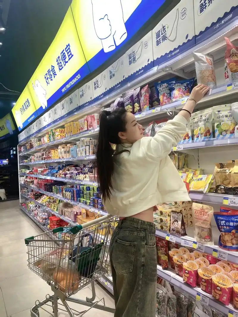 去超市买饮料，我说这个叫茶兀(wù)，儿子突然很大声的嘲笑我说:“你是不是傻呀？