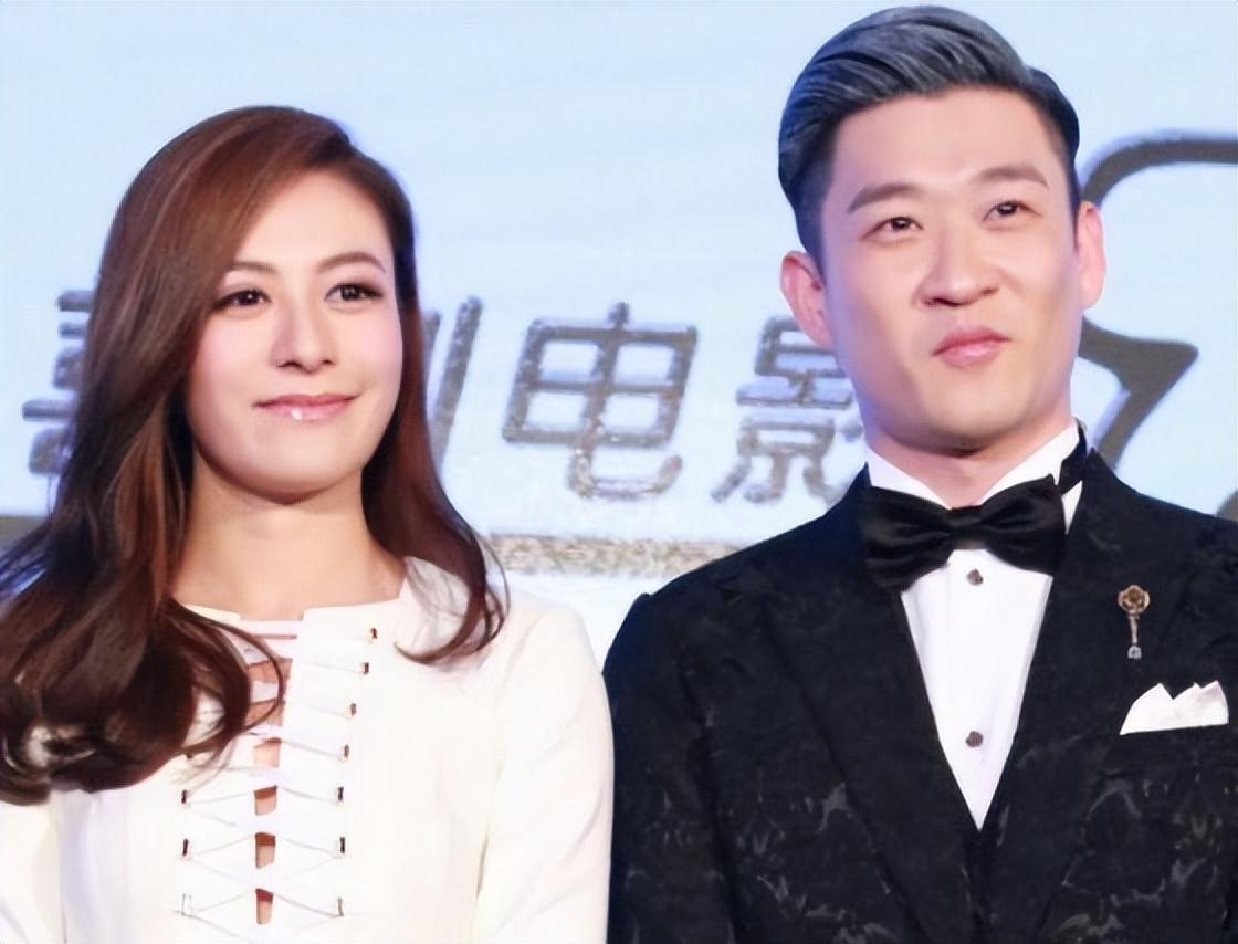 2019年，曹云金和刚生下孩子的唐菀离婚之后，去银行提了500万给她，面无表情的