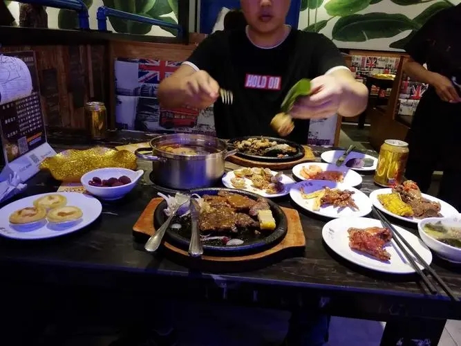 北京，一男子去餐馆吃饭，看服务员大半小时还没上茶水，男子自己跑到吧台提回一个水壶
