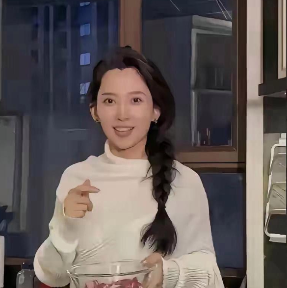 肚子又搞大了，小腹明显的隆起，不得不说汪峰为国家的人口事业做出了卓越的贡献，在别
