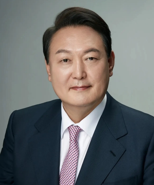 尹锡悦被捕，还是主动走出官邸，前往公调处接受调查，很显然他是为了避免出现更大规模