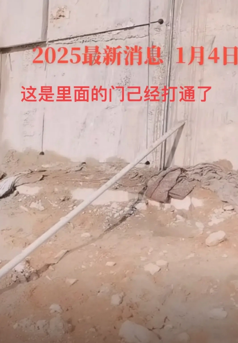 1月4日金溪206国道钉子户最新动态：
大儿媳妇今天回家了一趟，把家里拍了一圈，