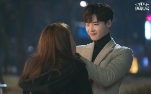 他对我脸红撒娇，缠着我说喜欢我，对我用尽所有甜蜜，但后来他却逼着我给他的初恋道歉。