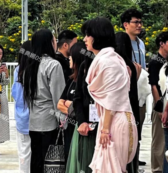 赵丽疑本人根本没有网上吹得那么年轻漂亮，本人身材体态很差，个子不高比例55分，气