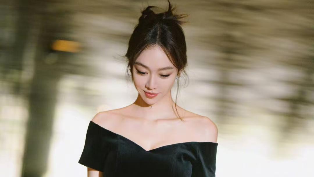 姜妍新恋情疑曝光，与神秘男子频繁同框引发热议
