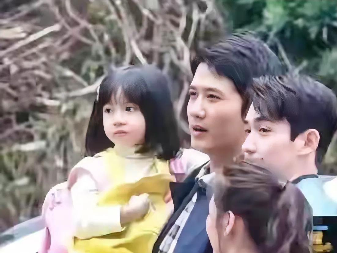 彭冠英抱着谁家的囡囡，这囡囡好可爱呀，妥妥的一个小仙女。
