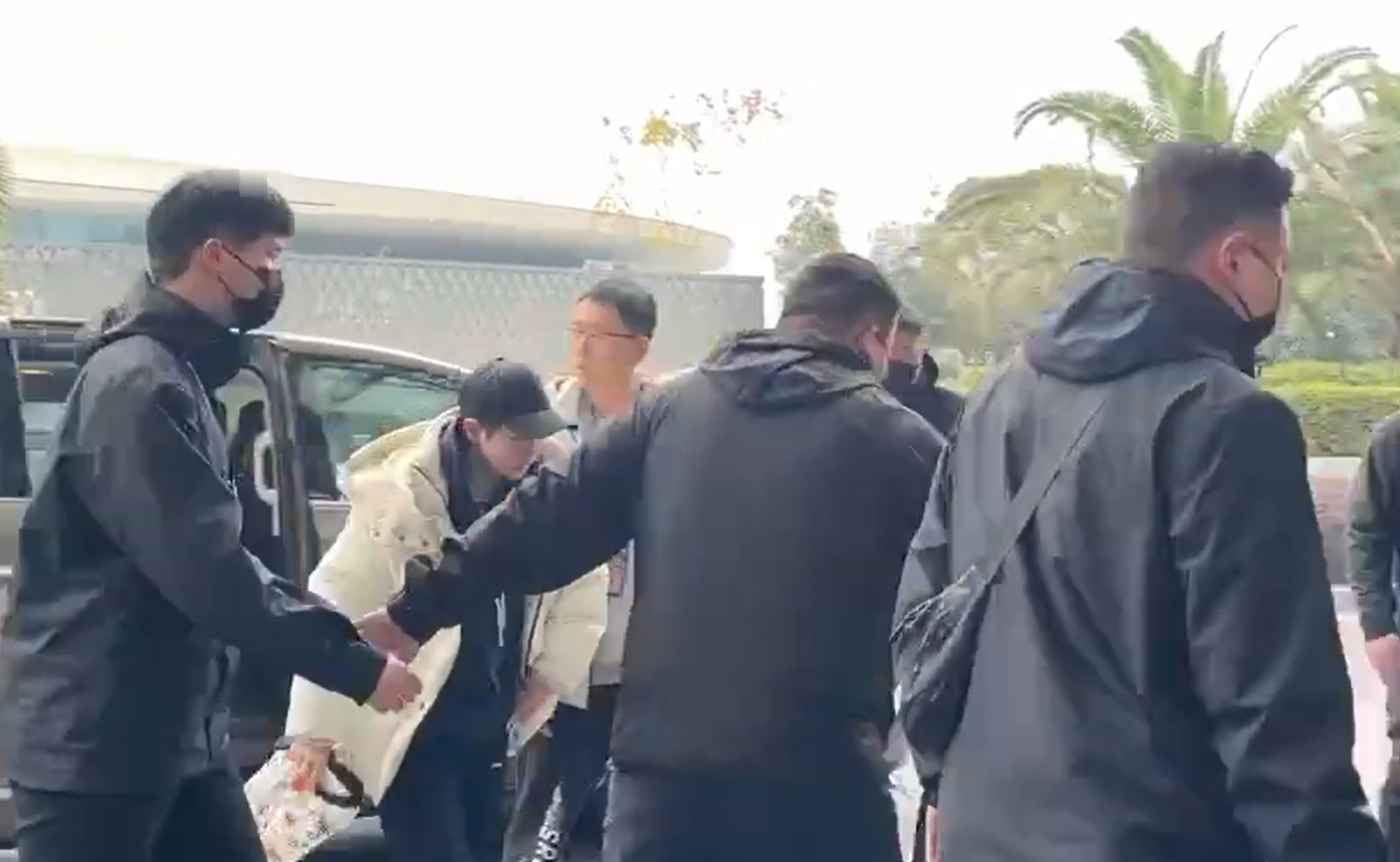 霸气！孙颖莎奔赴球馆，球迷太多太疯狂，女保镖伸手怒指
孙颖莎是最后一个抵达长沙的