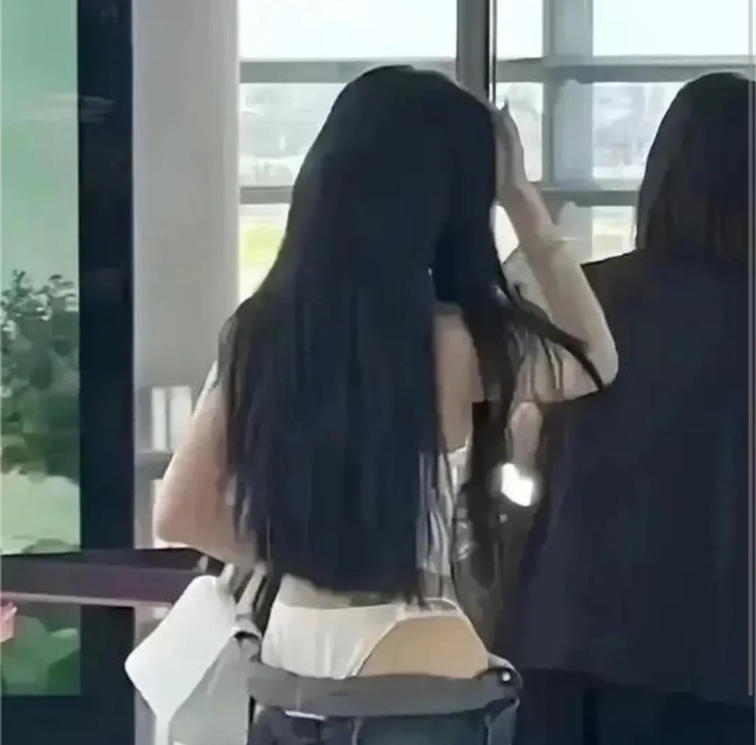 惊曝女厕裙露现！无人警示？是意外还是恶意？再度曝光！女厕裙事件再次惊爆眼球！这回