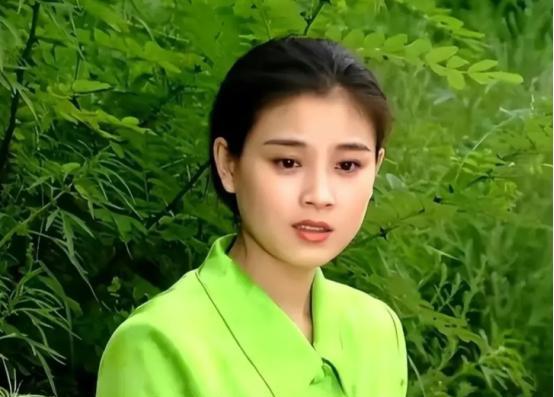 没有美颜滤镜人也能长这么美？90年代赵明明年轻时一张罕见的老照片，大家都说上天把