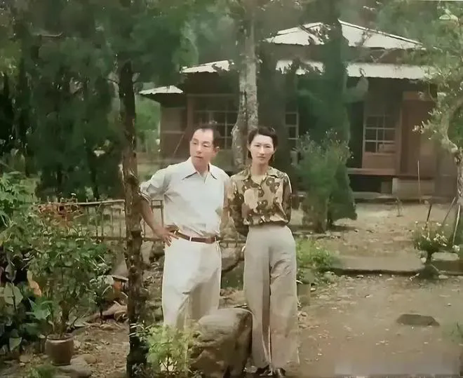 张学良和赵四小姐，虽然张学良并没有那么帅气，但是赵四小姐无论身段还是样貌还是不错