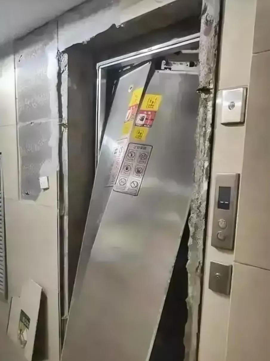 哎呀妈呀，昆明这电梯吃人了！用了11年的老家伙，背后水深得能淹死人！



细思