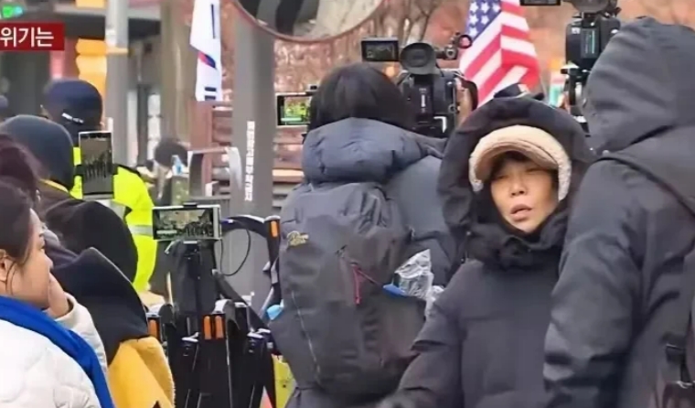 韩国总统被捕现场直播！
韩国现任总统如果被逮捕，会是一个什么样的场面？现在，咱们