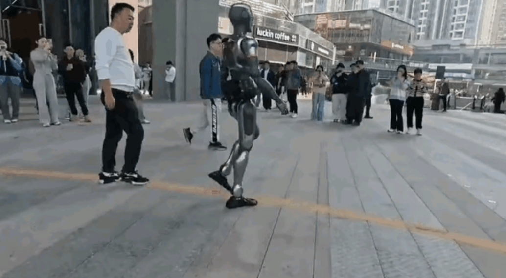深圳人形机器人行走视频走红，太像真人了，听说才值10万，如果在工厂流水线上资本将