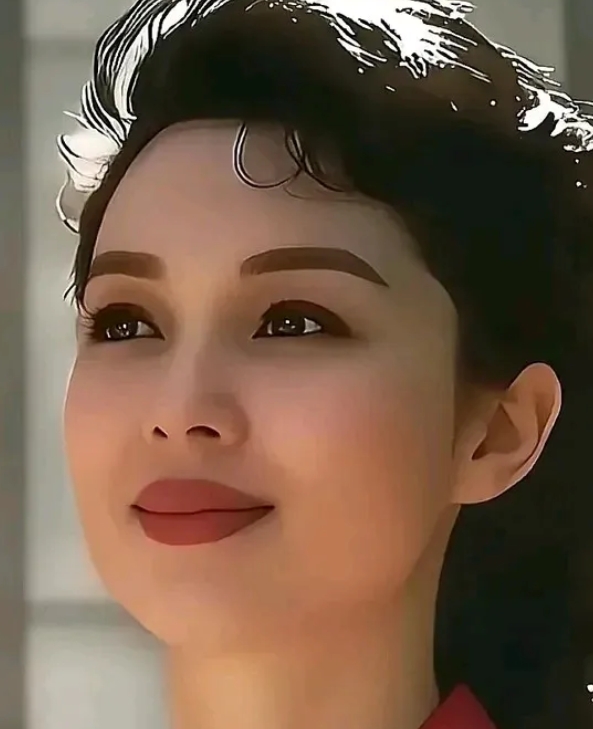 化妆后的她，好漂亮啊！迷人的五官，活脱脱的美人胚子一枚！

一头大卷发，性感迷人
