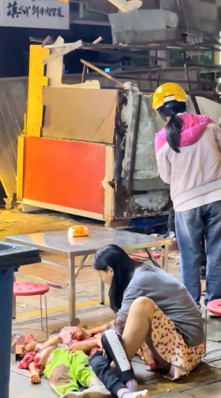 新进展来了，昆明广告牌坠落事件，知情人：广告牌是房东自行统一订做，5家商户已被派