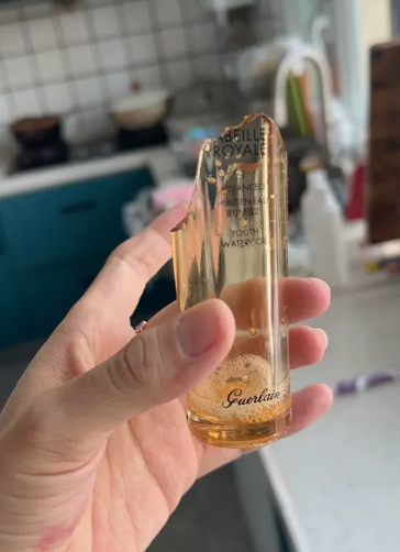 一个阿姨在我家做家政打扫我房间的卫生，擦梳妆台的时候，把我娇兰复原蜜打碎了，才刚