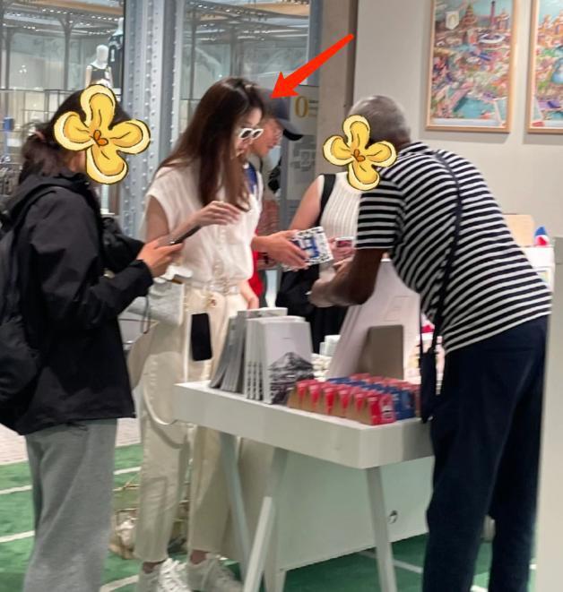 刘强东带章泽天去巴黎，8岁女儿罕见露面