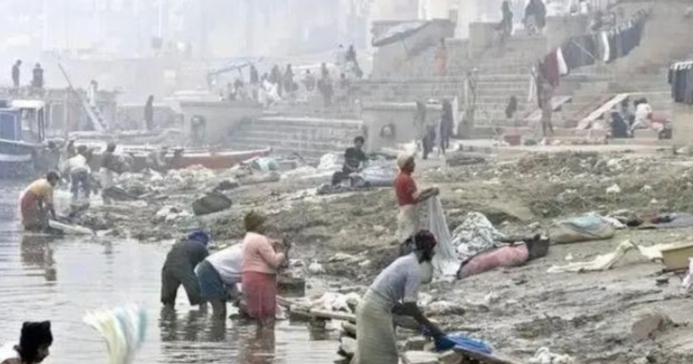 2022年，日本女网红在印度被朋友怂恿跳进恒河“净身”。她无所顾忌地跳进恒河下蹲