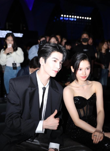 谁给张凌赫张婧仪递个本子