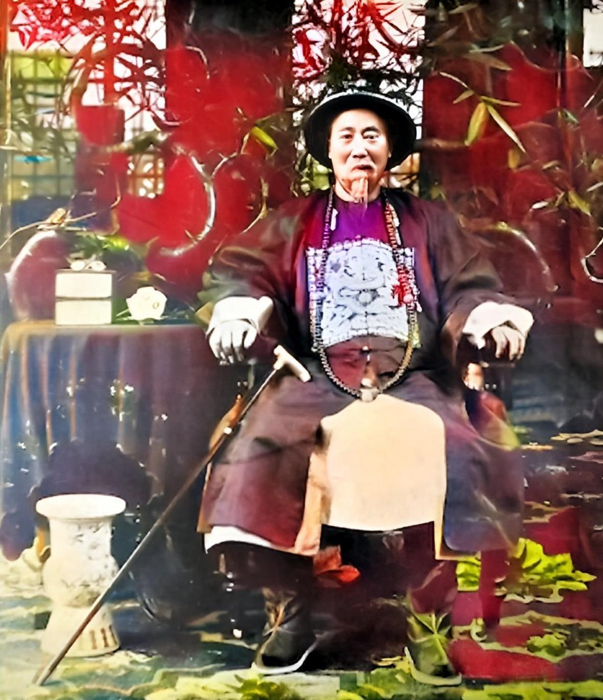 这张李鸿章官服照曾被作为1900年9月英国出版的《海陆军》周刊的封面。这一年李鸿
