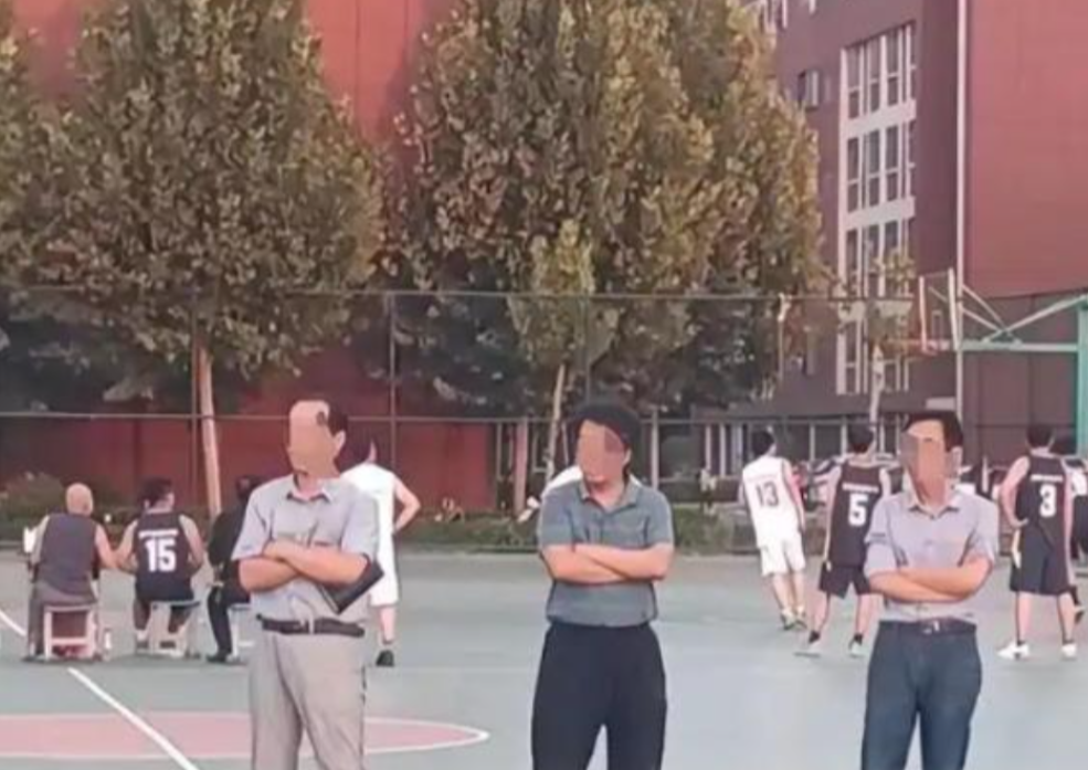 这个校长算是当到头了！2024年，安徽一高三学生趁跑操间隙，去围栏拿家长送的4个