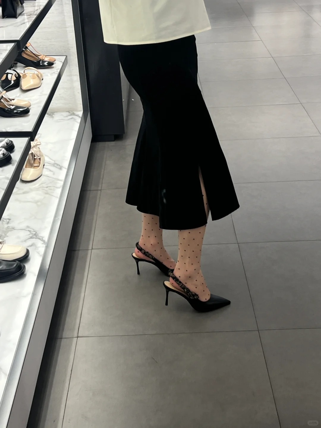 极限六选一啊啊啊我到底适合哪双
路过小ck店进店试试 想着买一双高跟鞋
但是试了