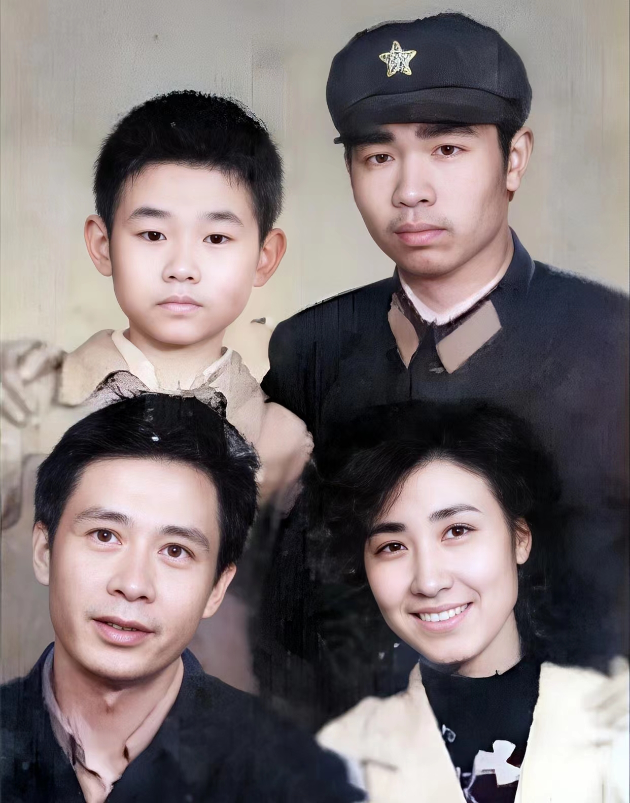 1979年，成都，8岁的刀郎与家人留下珍贵的合影。镜头下的刀郎有着大大的眼睛，圆