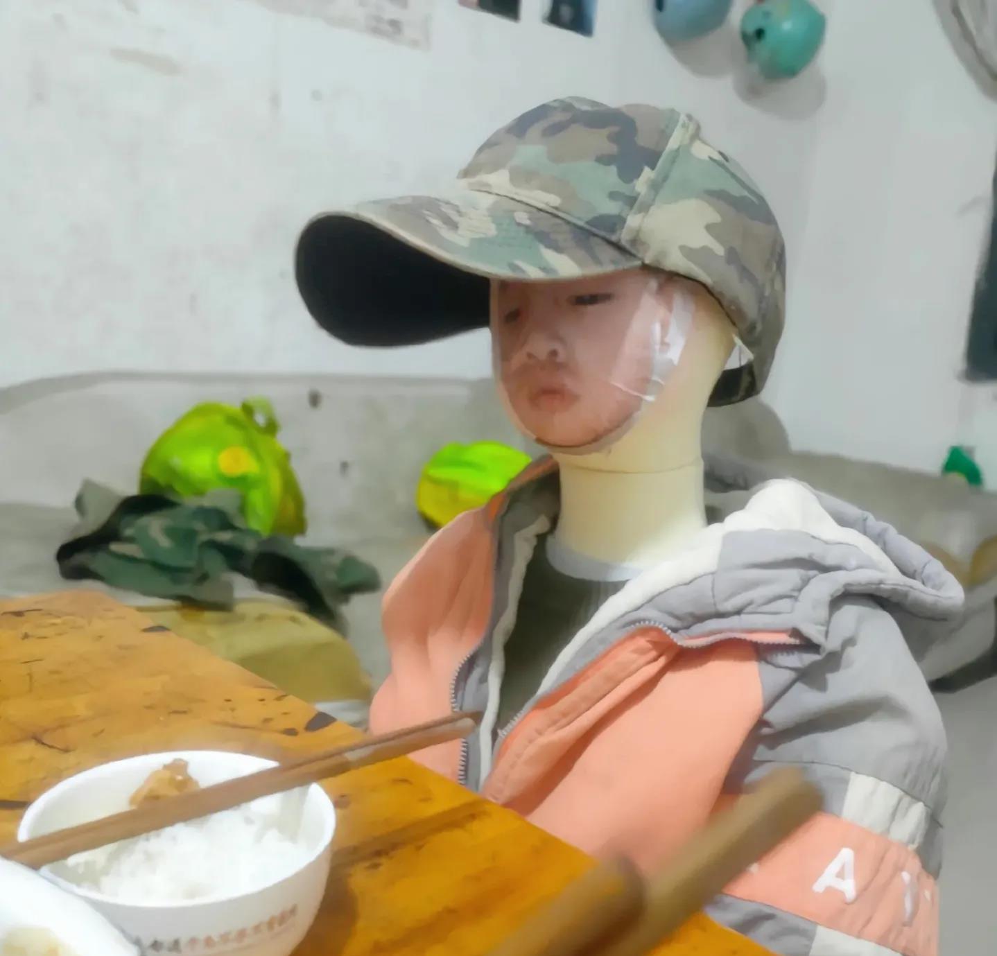 如果你看到这些照片，是不是也会被吓一跳？没错，这是一个失去孩子的父亲，因为过度思