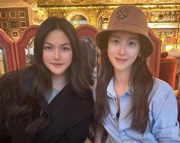 【李湘晒章泽天与女儿合照】章泽天和王诗龄的聚会照，美的不仅是风景，更是青春的痕迹