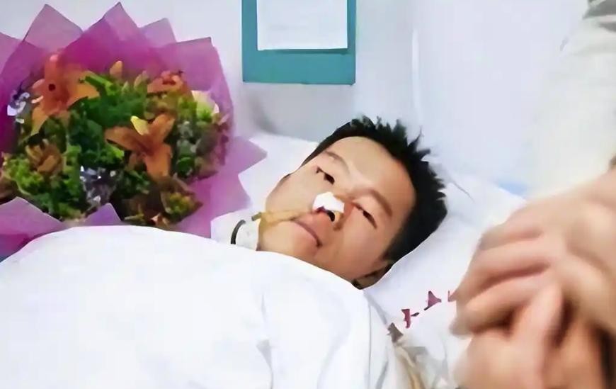 2003年的珠海街头，23岁的保安韦兆安拼命救下遭抢劫的女教师，却在两年后从医院