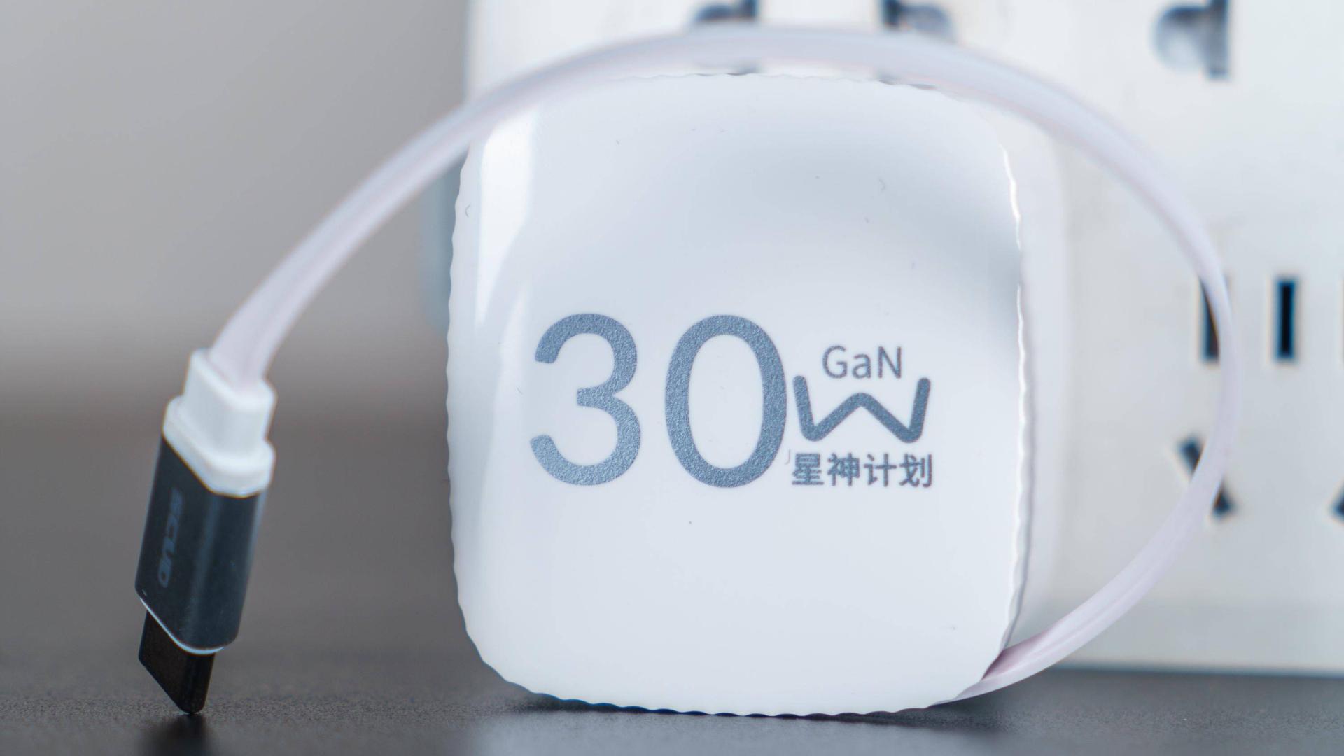 自带伸缩线的充电头原来这么好用-飞毛腿伸缩线30W氮化镓充电器