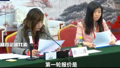 医保局工作人员跟药企代表谈判，某种药物从1100多块一路砍价到700多。医保局的