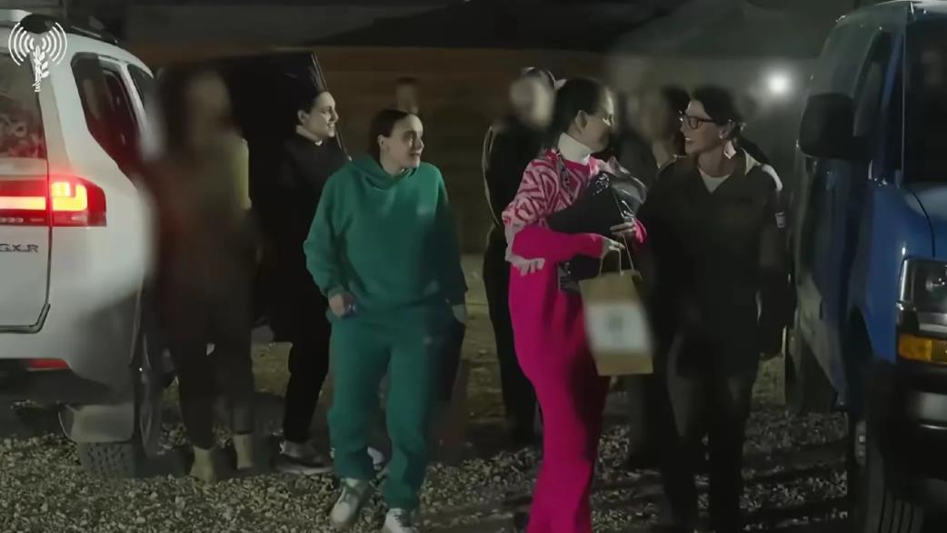 哈马斯太人道了！3名被释放的以色列女子，被关押了400多天，不但没瘦，反而胖了几