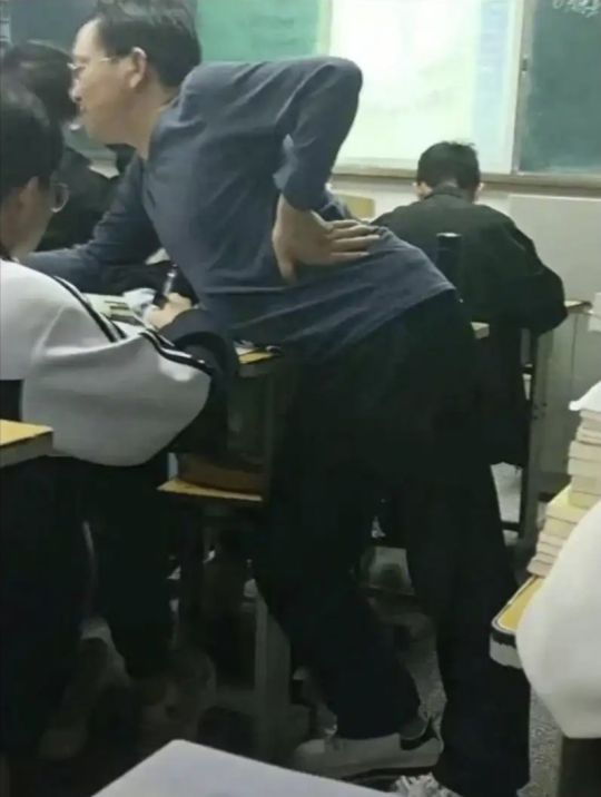 大家觉得我们班主任教啥哪科的